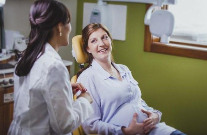 Pregnant women with dentist
